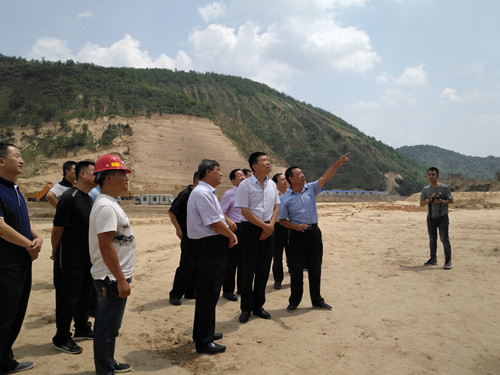 延安市常務(wù)副市長馬宏玉蒞臨礦建二公司車村項(xiàng)目部現(xiàn)場(chǎng)指導(dǎo)工作
