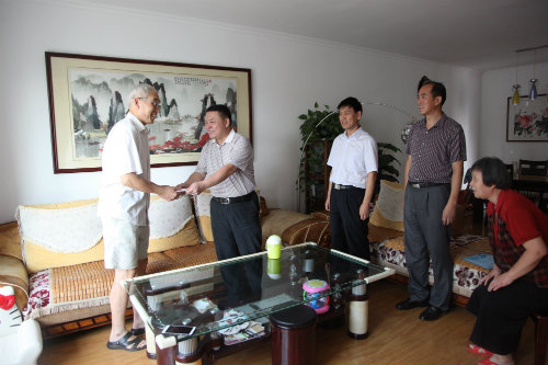 建設(shè)集團(tuán)公司領(lǐng)導(dǎo)走訪(fǎng)慰問(wèn)困難黨員