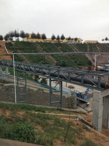 機(jī)電安裝公司承建的檸條塔礦工業(yè)廠區(qū)地面架空供熱管道初具規(guī)模