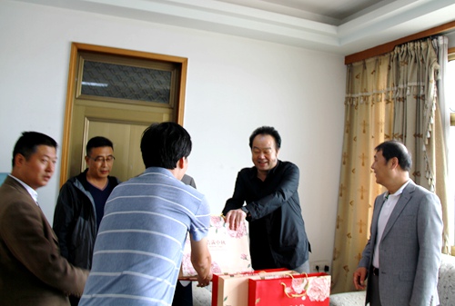 大秦置業(yè)公司黨政雙節(jié)前慰問一線員工檢查督導項目進度