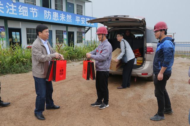 銅川分公司領(lǐng)導(dǎo)班子成員深入施工一線開(kāi)展節(jié)日慰問(wèn)