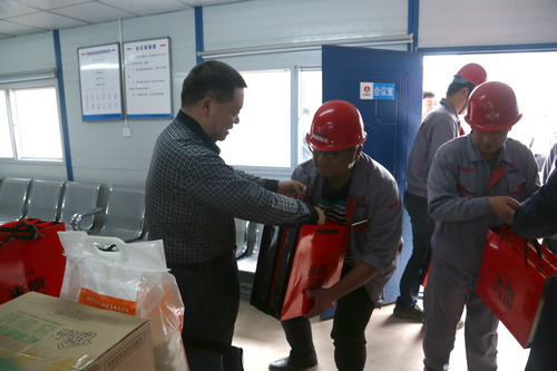 陜煤集團總經(jīng)理助理、建設集團聯(lián)合黨委書記、董事長寧興剛一行深入基層慰問一線員工