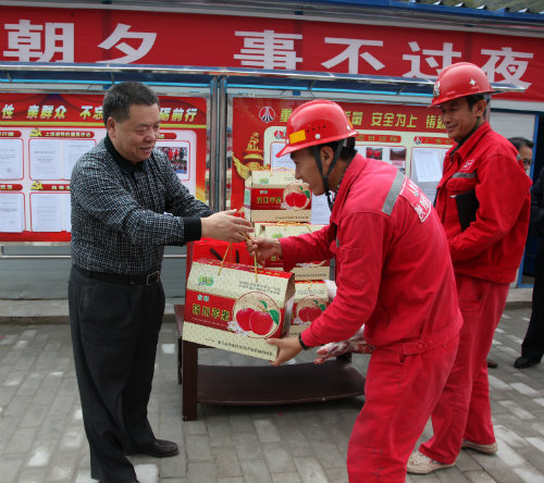 建設(shè)集團(tuán)公司領(lǐng)導(dǎo)國(guó)慶期間走訪(fǎng)慰問(wèn)