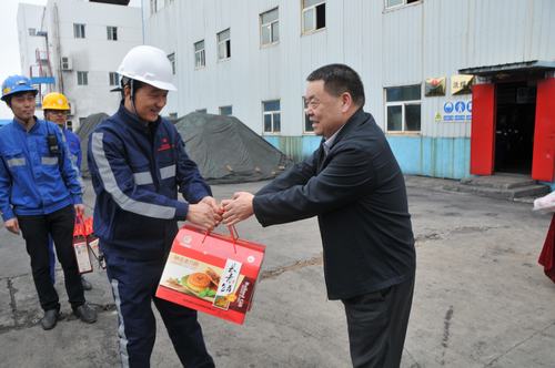 陜煤集團總經(jīng)理助理、建設集團聯(lián)合黨委書記、董事長寧興剛一行節(jié)日期間深入洗選煤運營公司基層慰問一線員工