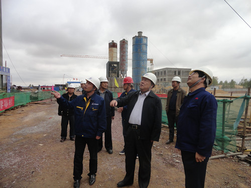 陜煤集團總經(jīng)理助理、建設(shè)集團聯(lián)合黨委書記、董事長寧興剛一行中秋節(jié)深入曹家灘項目工地視察慰問