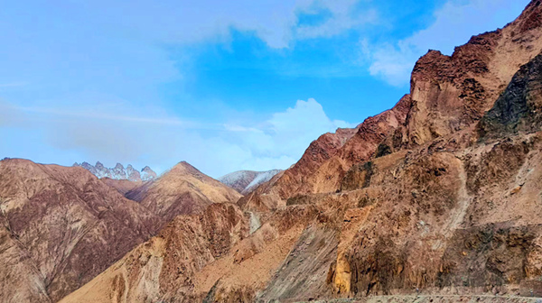 祁連山的風(fēng)，不小心打翻了春的調(diào)色板