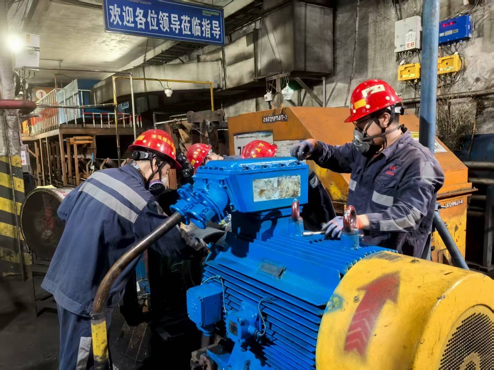 陜煤建設洗選煤運營公司檸條塔運營項目部：汗水浸透工裝色，高溫檢修護生產