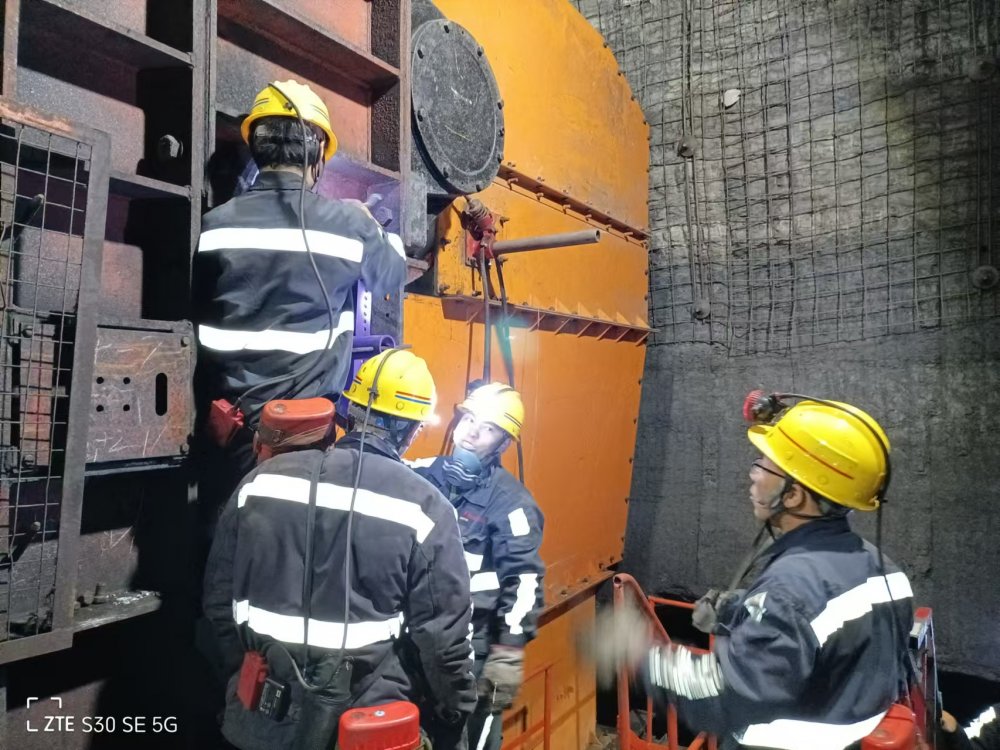 陜煤建設韓城分公司張家峁項目部：2206膠運順槽膠帶機及電控系統(tǒng)安裝工程順利通過竣工驗收