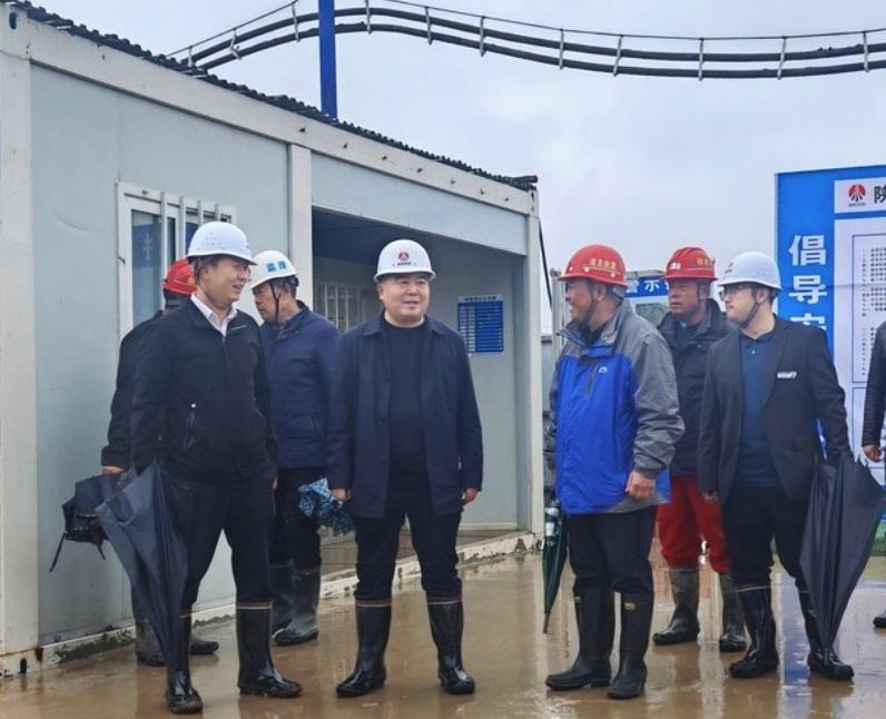 彬長集團(tuán)副總經(jīng)理萬近礦蒞臨小莊煤礦義門風(fēng)井項(xiàng)目35KV變電站工程現(xiàn)場視察指導(dǎo)工作