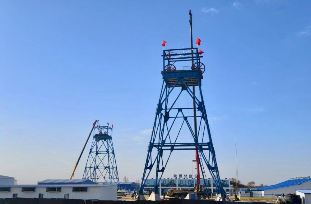 速看！陜煤建設(shè)礦建三公司又一組鑿井井架順利起吊安裝