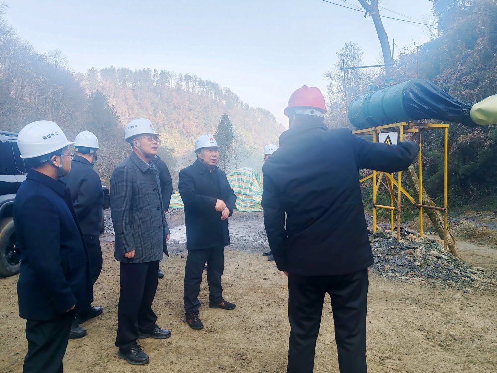 陜煤集團(tuán)總經(jīng)理助理、陜煤電力集團(tuán)黨委書記、董事長馮平安一行深入西鄉(xiāng)抽蓄電站勘探平硐項(xiàng)目現(xiàn)場檢查指導(dǎo)前期準(zhǔn)備工作