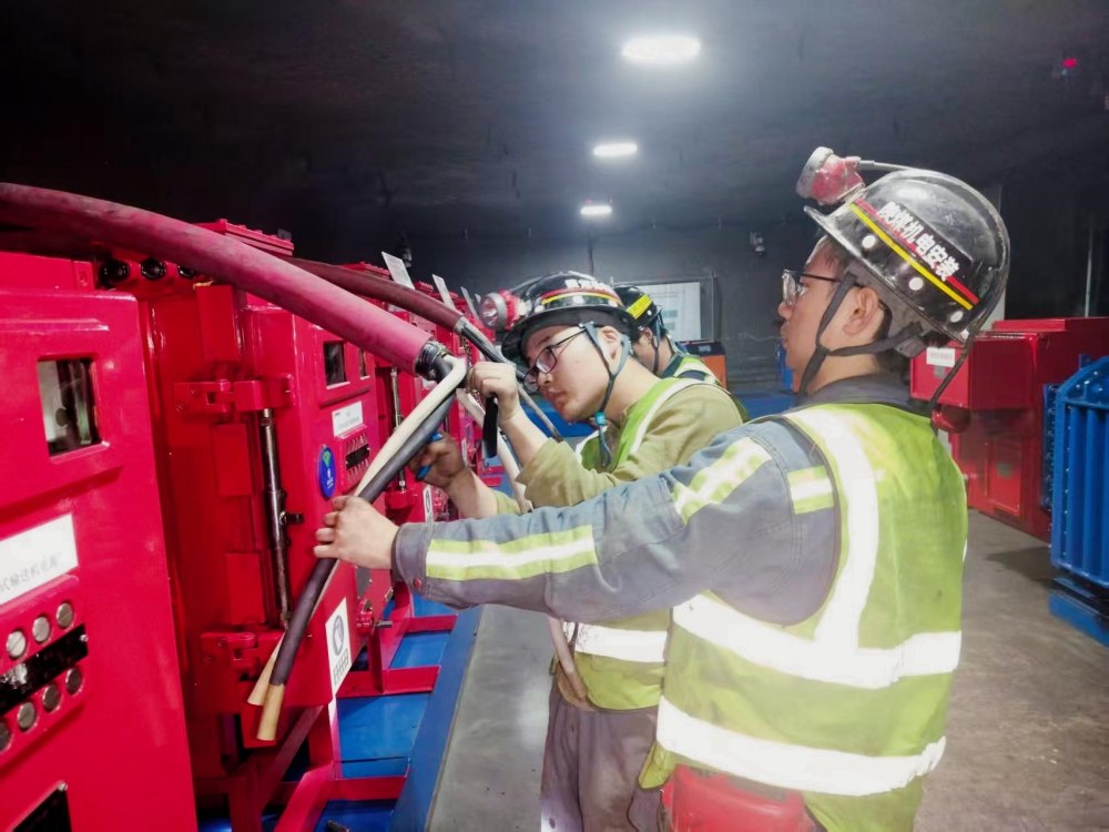 陜煤建設機電安裝公司趙石畔項目部30103工作面供電電纜敷設任務提前告捷